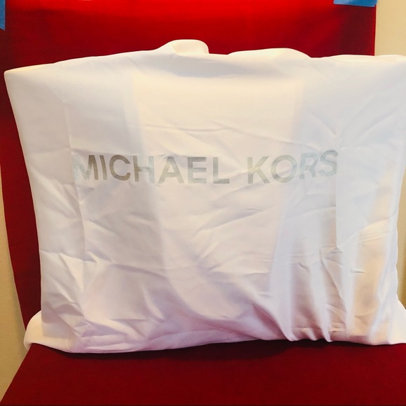 Michael Kors oversized tote and snap pouch. - Picture 16 of 16